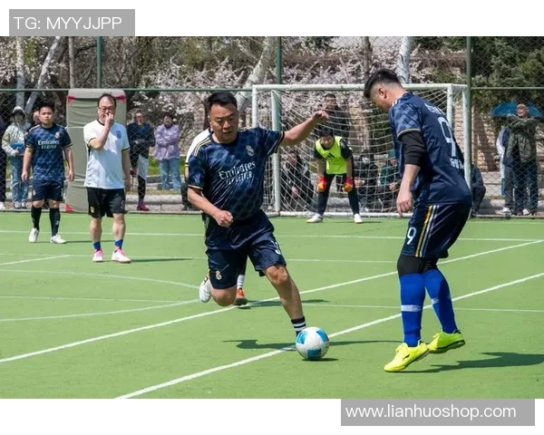 衬衫男足球明星的时尚风采与运动魅力完美结合的精彩瞬间